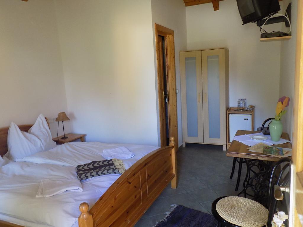 Platan Panzio Bed & Breakfast Nyul ห้อง รูปภาพ